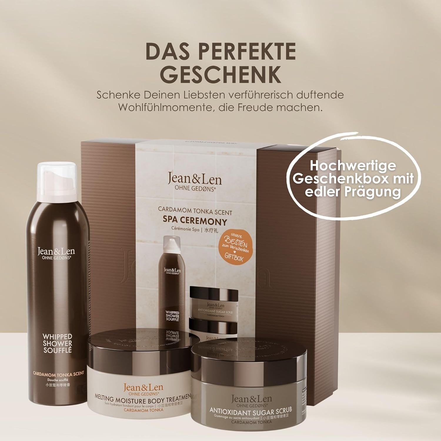 Geschenkbox mit Produkten. Enthält Whipped Shower Soufflé, zwei Tiegel und eine Sprühflasche. Aufschrift: Jean & Len, Spa Ceremony. Hochwertige Geschenkbox.