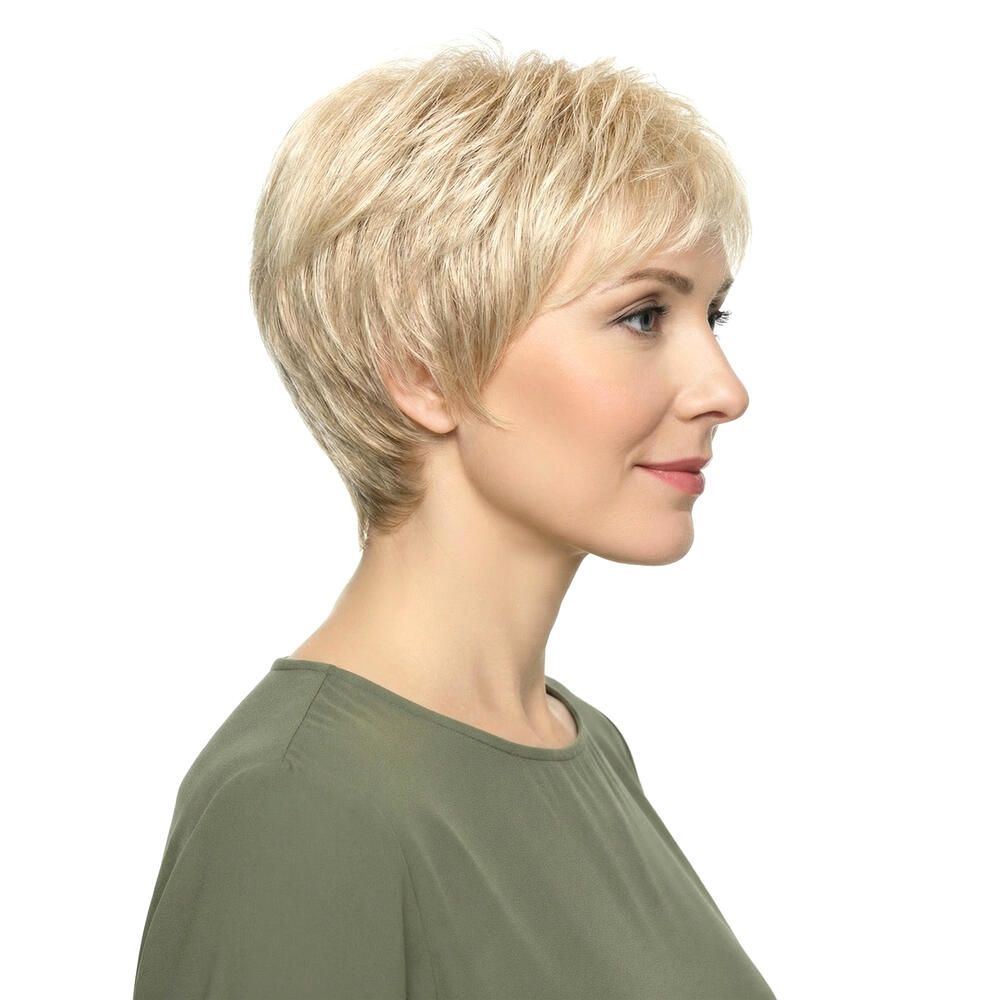 Kurzhaarperücke in Blond. Seitenansicht einer Frau mit der Perücke. Die Haare sind kurz geschnitten und leicht gewellt.