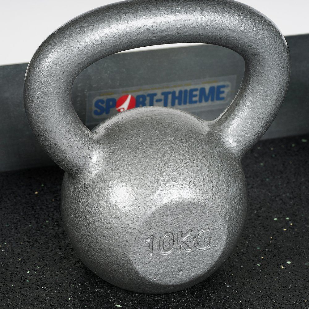 Graue Kettlebell mit Hammerschlag-Optik. Aufschrift "10KG". Sport-Thieme Logo sichtbar. Steht auf schwarzem Untergrund.