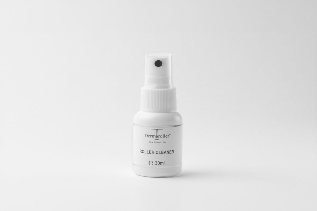 Weiße Sprühflasche Roller Cleaner 30ml mit schwarzem Sprühkopf, weiße Beschriftung.