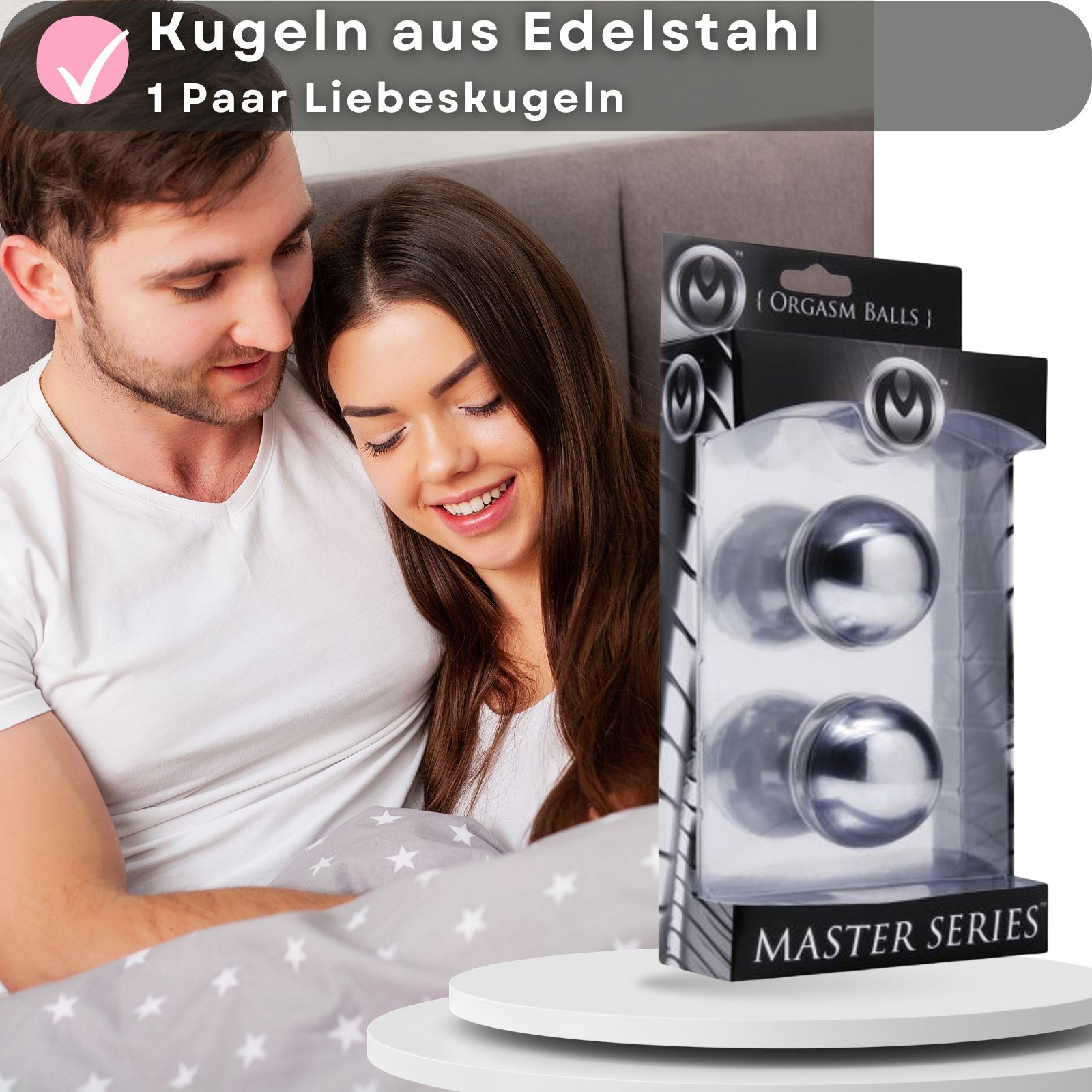 Zwei metallische Kugeln in Verpackung. Paar liegt auf einer weißen Oberfläche. Paar liegt auf einem Bett.