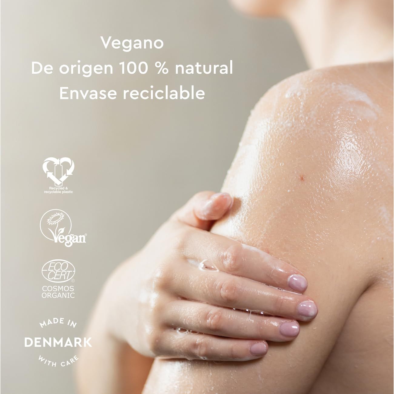 Arm einer Person, die sich mit einem Produkt einreibt. Logos: Vegan, Cosmos Organic, Made in Denmark. Text: Envase reciclable.