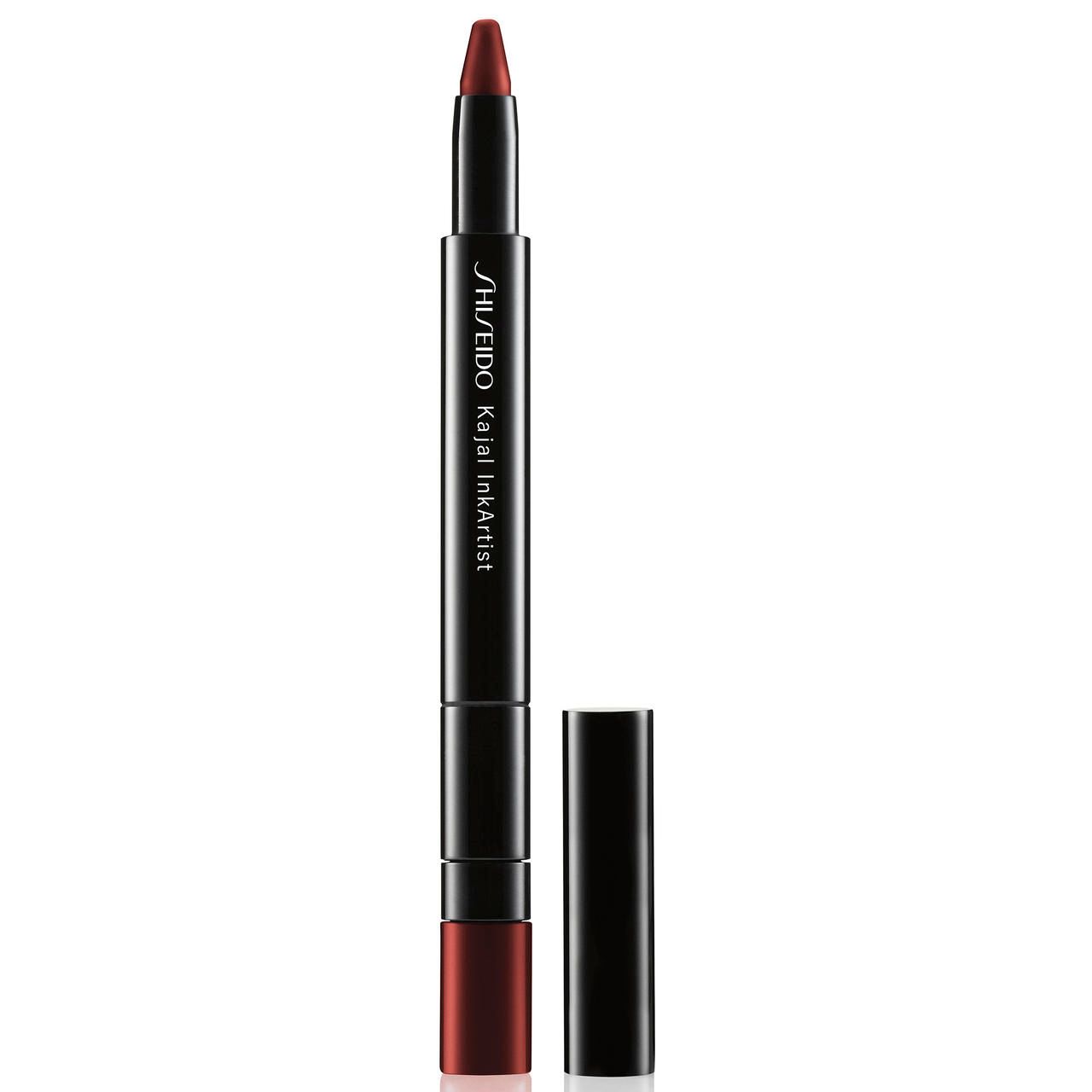 Shiseido Kajal InkArtist, dunkelroter Stift mit schwarzem Gehäuse und Kappe. Produktname und Marke sind sichtbar.