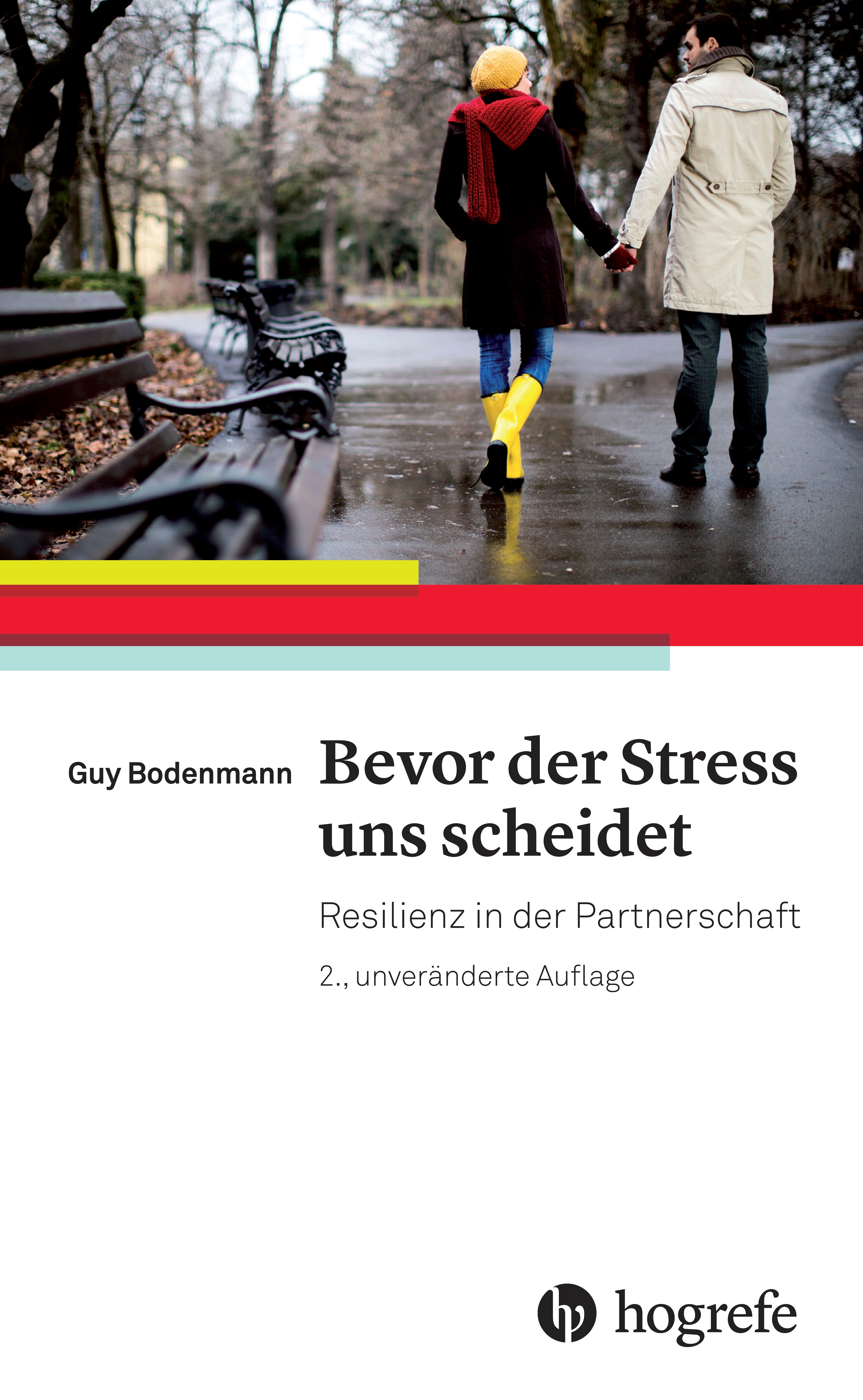 Buchcover mit Titel: Bevor der Stress uns scheidet. Autor: Guy Bodenmann. Verlag: Hogrefe. Zwei Personen gehen Hand in Hand im Park.