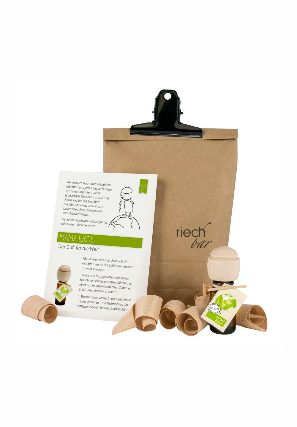 Produkt-Set mit Duftflasche, Holzfigur, Holzspänen, Papiertüte und Infokarte. Aufschrift: Mama Erde, rie:ch bar.
