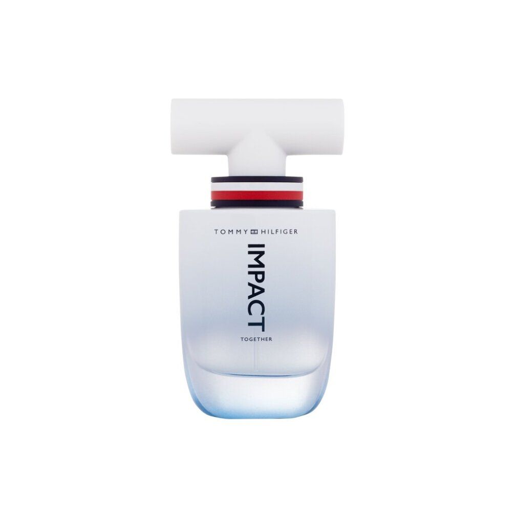 Tommy Hilfiger Impact Together Eau de Toilette Flakon. Rechteckige, blaue Glasflasche mit weißem Verschluss. Roter, weißer und blauer Streifen.