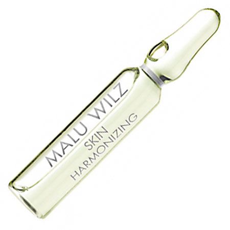 Glasampulle mit gelblicher Flüssigkeit. Beschriftung: Malu Wilz Skin Harmonizing.