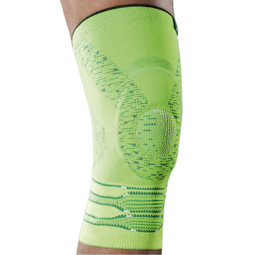 Hellgrüne Kniebandage. Details der Strickstruktur sichtbar. Schwarzer Abschluss am oberen Rand. Auf einem Bein getragen.