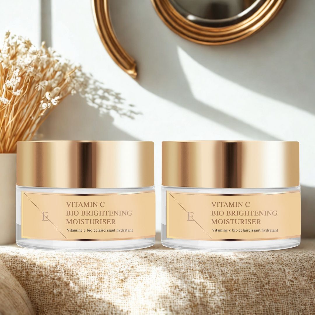Zwei Tiegel ErthSkin London Vitamin C Bio Brightening Moisturizer. Glasbehälter mit goldenen Deckeln. Auf Regal platziert.