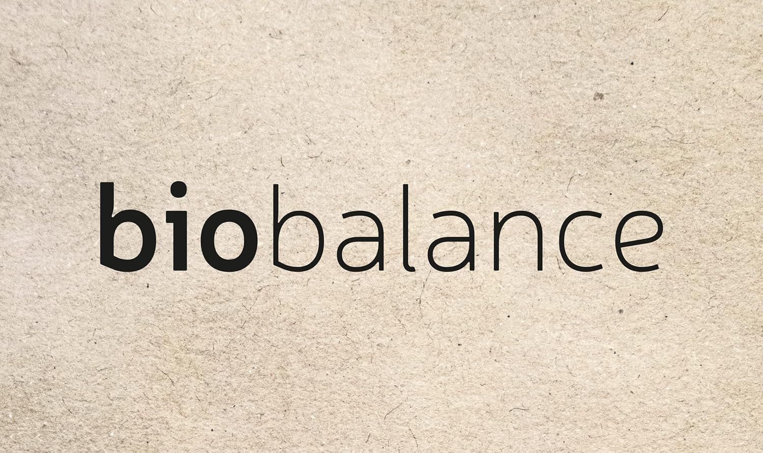 BIO BALANCE Logo. Schwarze Schrift auf beigem Hintergrund.