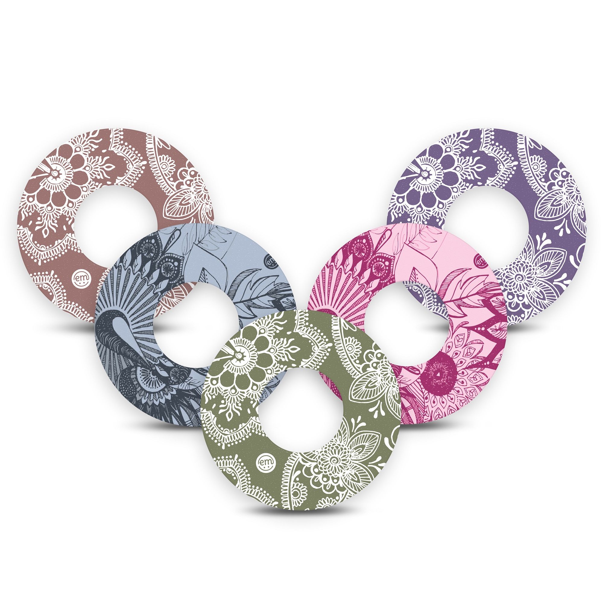 Fünf runde Aufkleber mit floralen Mustern in verschiedenen Farben. Jedes hat ein Loch in der Mitte und ein kleines Logo.