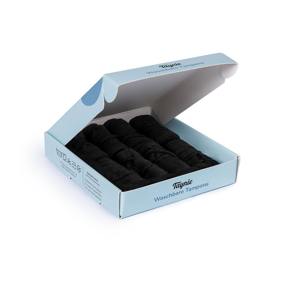Hellblaue Schachtel mit schwarzen, waschbaren Tampons. Aufschrift: Taynie Waschbare Tampons. 8 Stück.