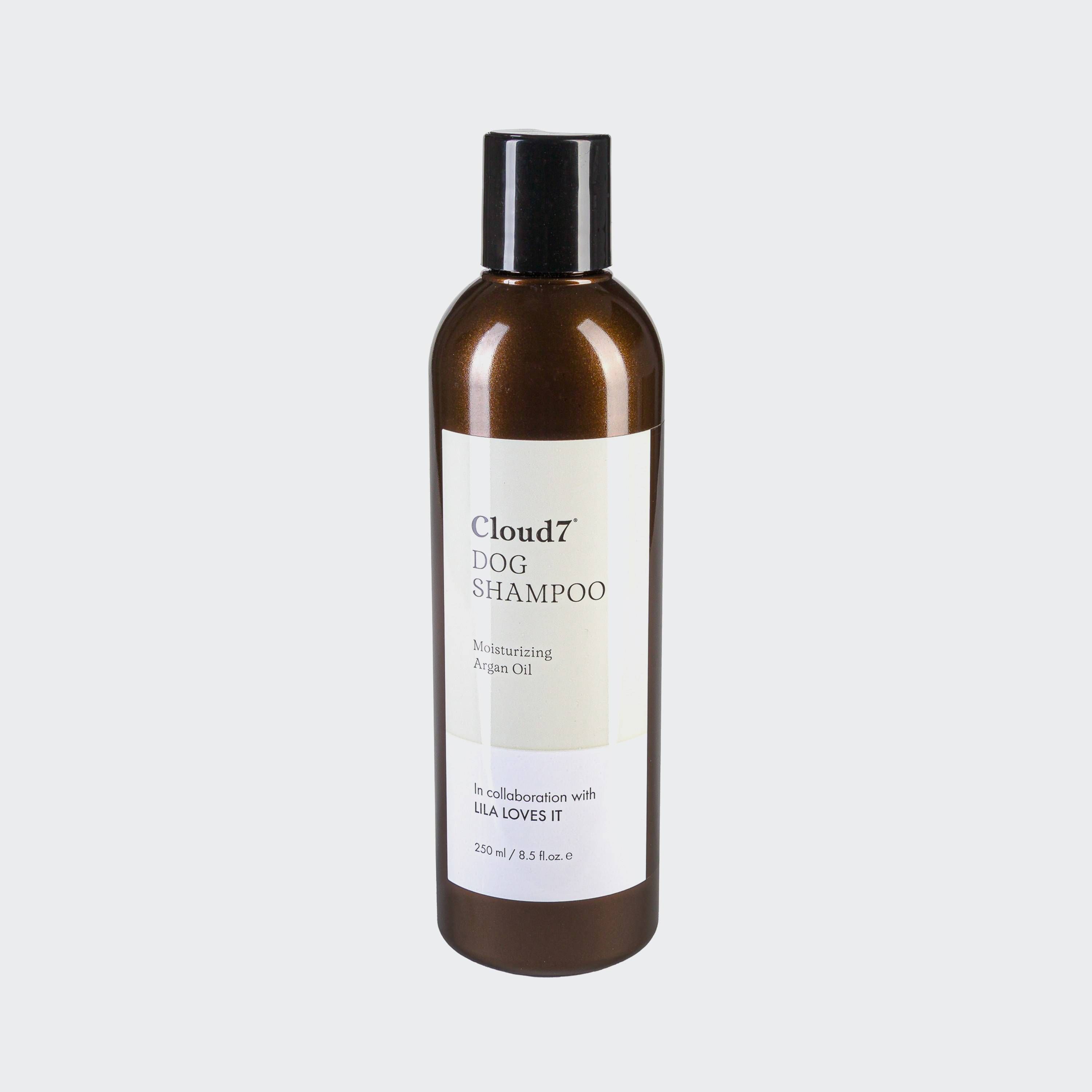 Braune Hundeshampoo-Flasche mit schwarzem Deckel. Etikett mit "Cloud7 DOG SHAMPOO" und "Lila loves it".