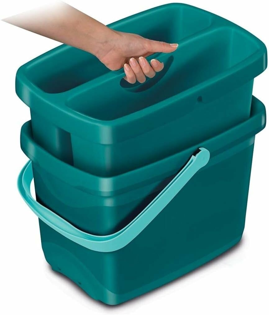 Türkisgrüner Eimer mit Griff. Eine Hand hält den Eimer. Der Eimer hat ein Fach.