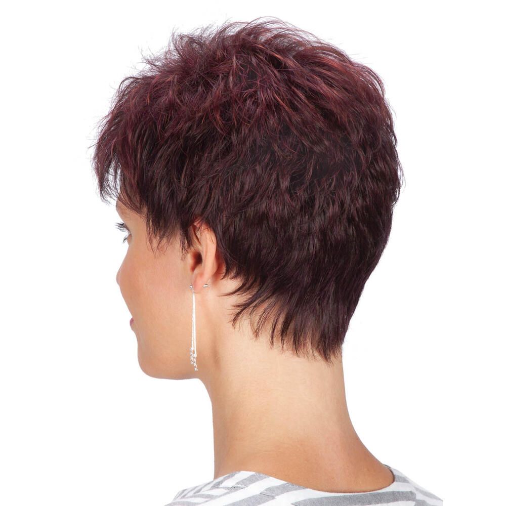 Burgunderrote Kurzhaarperücke. Rückansicht einer Frau mit Perücke. Gestreiftes Oberteil.