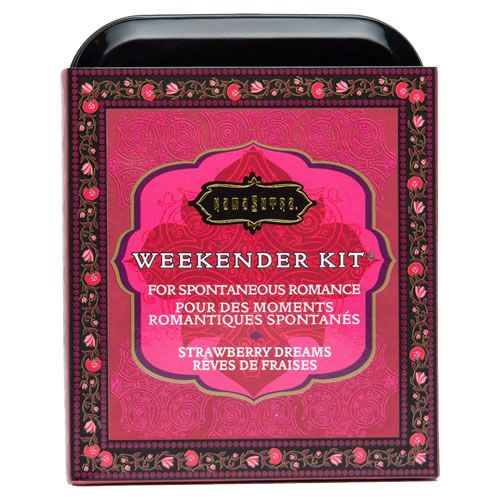 Verpackung mit rosa und bordeauxfarbenem Design. Aufschrift: Weekender Kit, Strawberry Dreams. Marke Kamasutra.