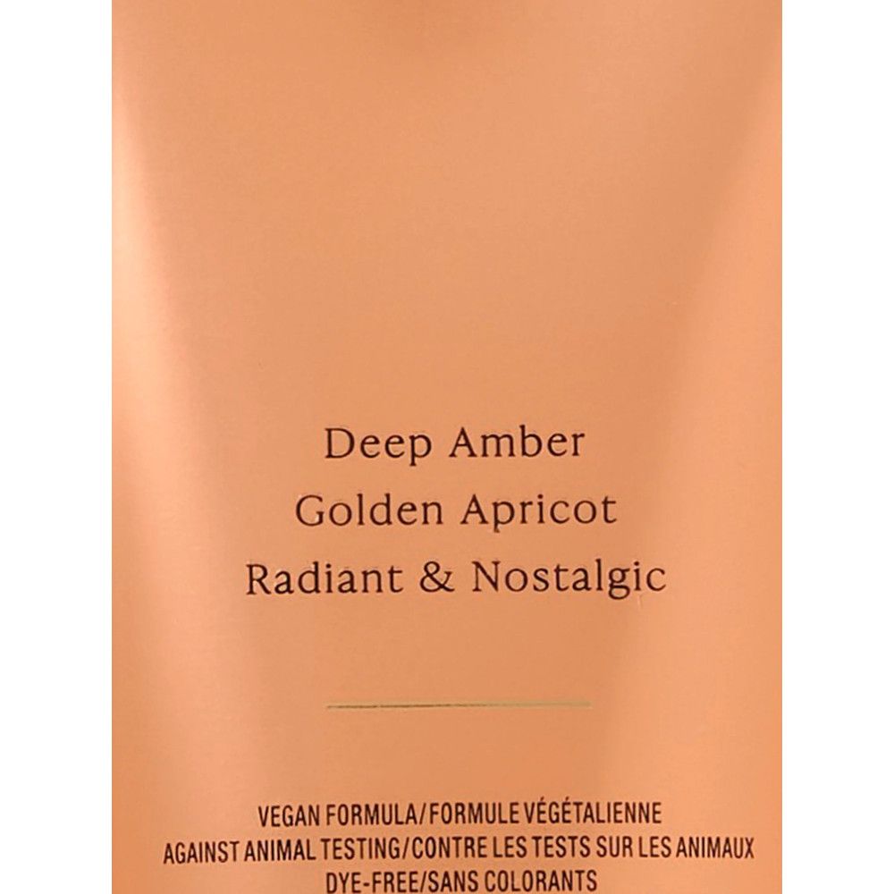 Nahaufnahme des Produkts. Text: Deep Amber, Golden Apricot, Radiant & Nostalgic. Vegan Formula. Gegen Tierversuche.