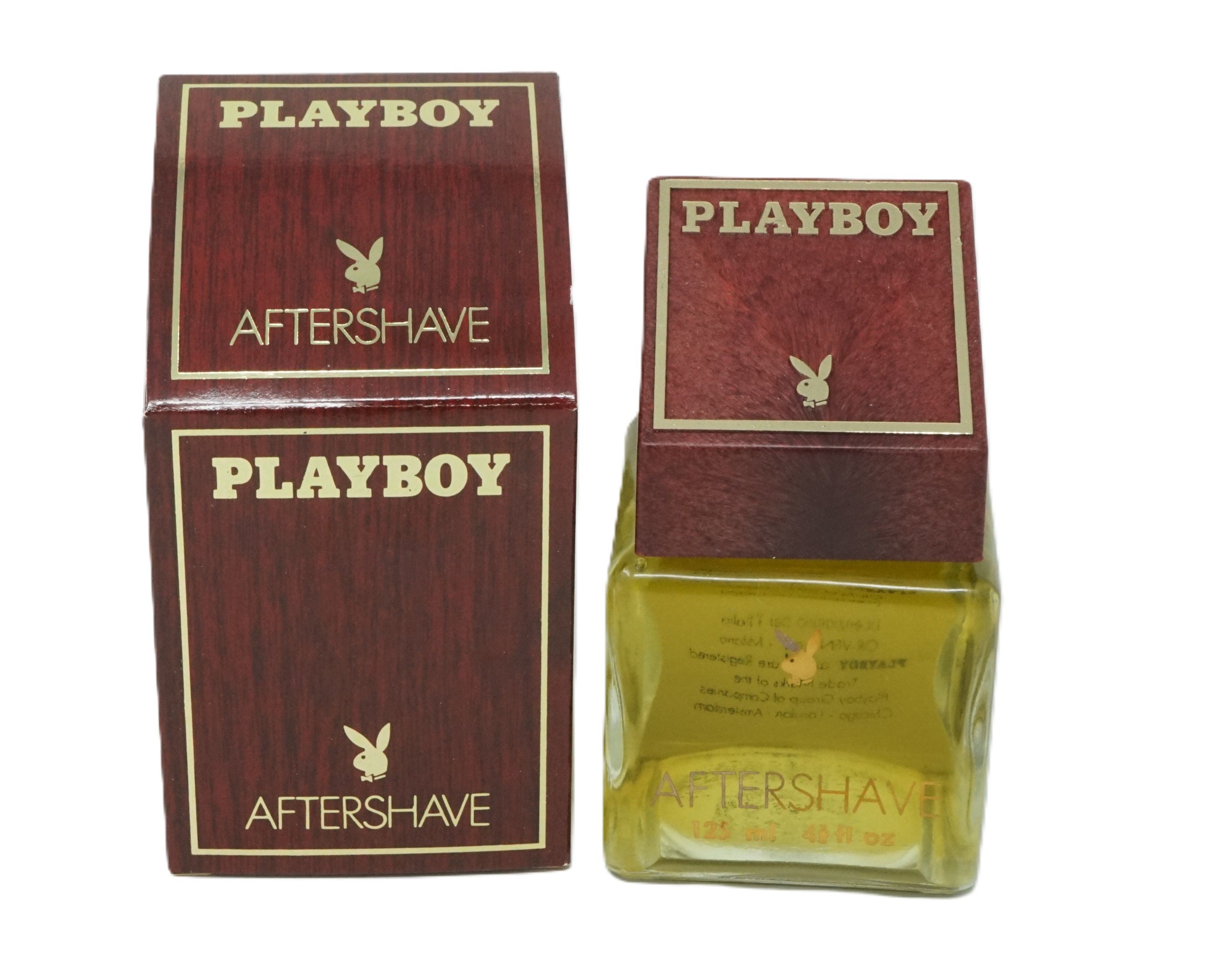 Aftershave-Flakon und -Verpackung. Braune Holzoptik mit goldfarbenem Schriftzug und Logo. Aufschrift: PLAYBOY, AFTERSHAVE.