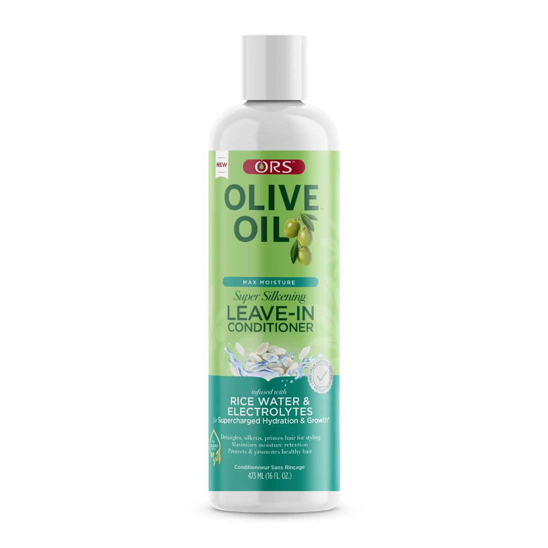 Eine Flasche ORS Olive Oil Leave-in Conditioner. Grün-weißes Etikett mit Produktnamen und Inhaltsstoffen. Enthält Reiswasser und Elektrolyte.