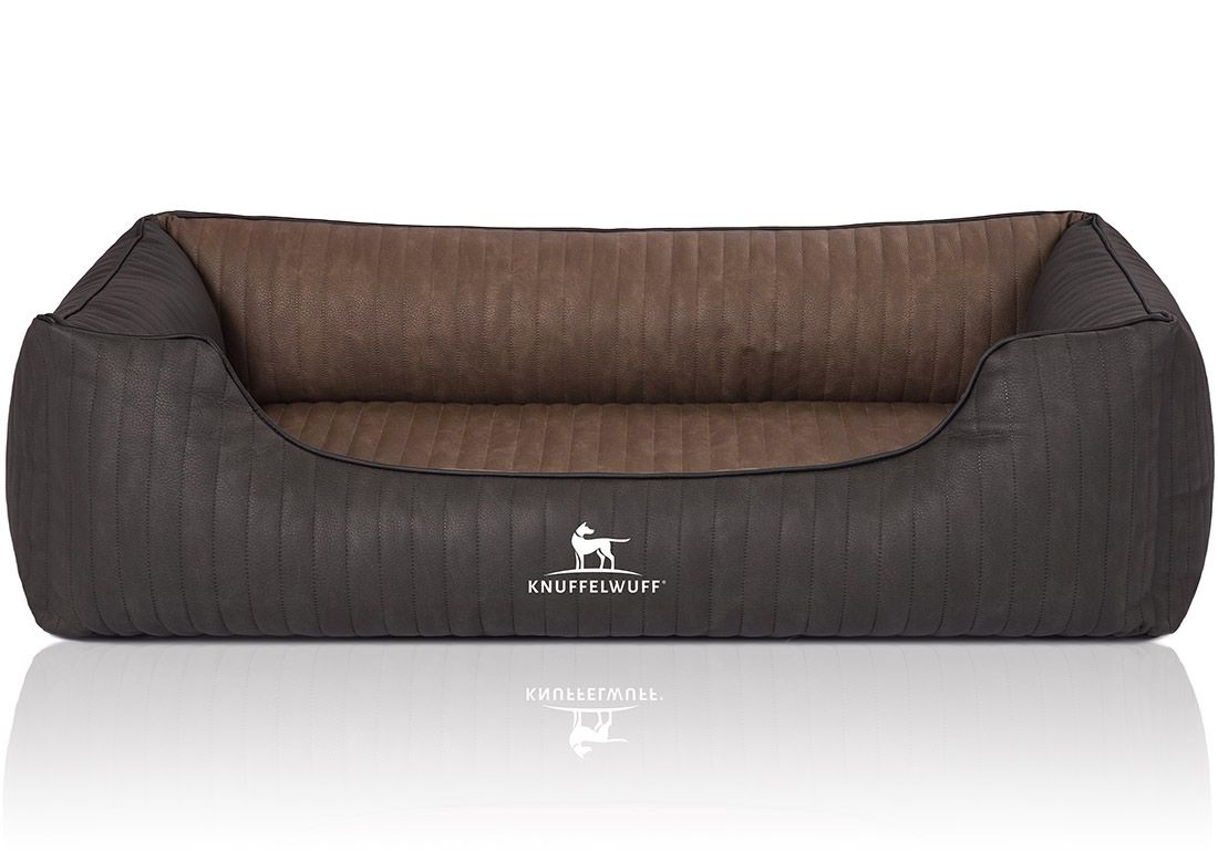 Orthopädisches Hundebett Outback, braun-grau, mit Logo. Gepolstert, rechteckig mit erhöhten Seiten. Auf hellem Hintergrund.