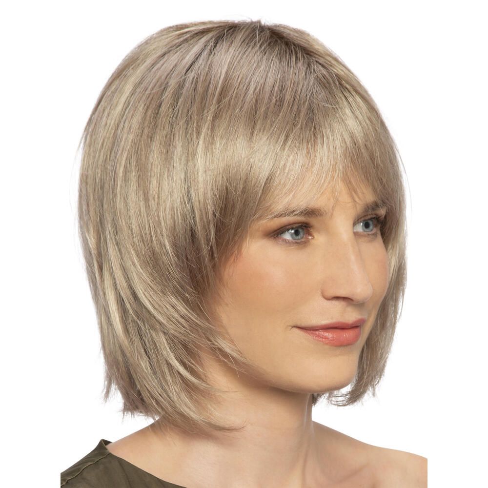 Perücke Renée von trendhair, blond, mit Pony. Nahaufnahme einer Frau.