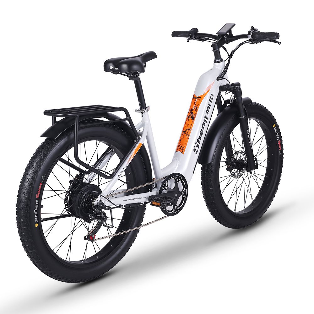 Weißes E-Bike mit schwarzen Reifen und Gepäckträger. Orangefarbene Akzente. Marke Shengmilo.