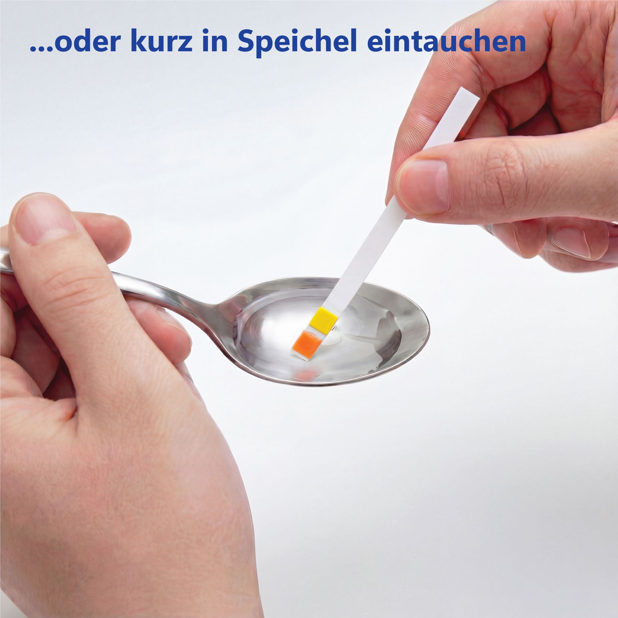 Hände halten pH-Teststreifen in Löffel mit Flüssigkeit. Streifen mit gelben und orangen Feldern.