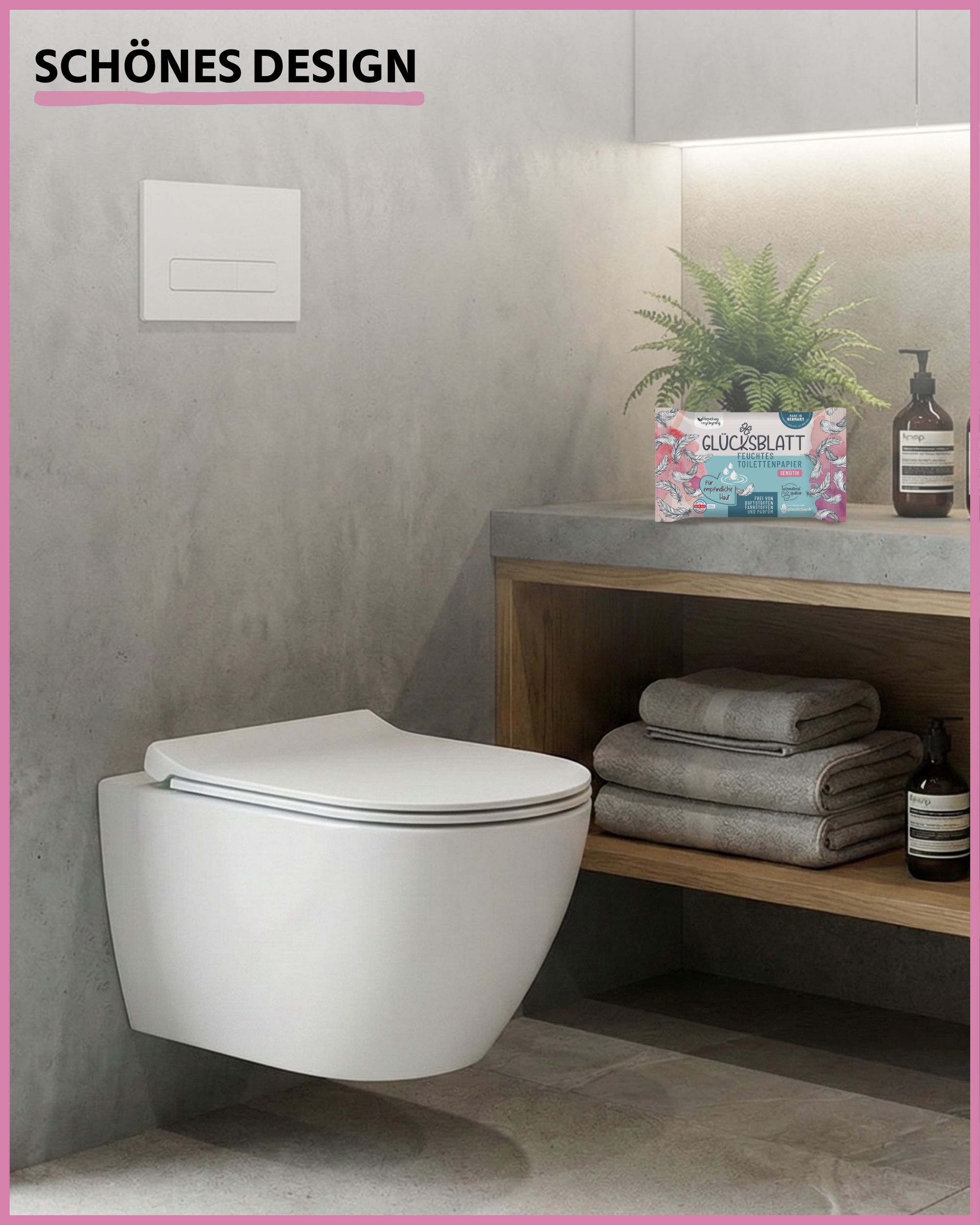 Badezimmer mit Toilette und Regal. Auf dem Regal: Packung feuchtes Toilettenpapier SENSITIV, Handtücher, Seifenflaschen.