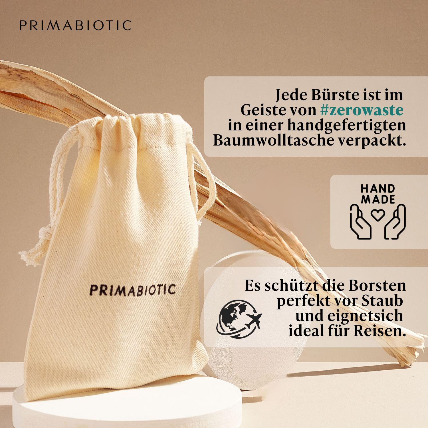 Gesichtsmassagebürste mit Holzgriff und Borsten, neben einem Beutel. Auf dem Beutel steht PRIMABIOTIC. Text: Jede Bürste ist in einer Baumwolltasche verpackt.