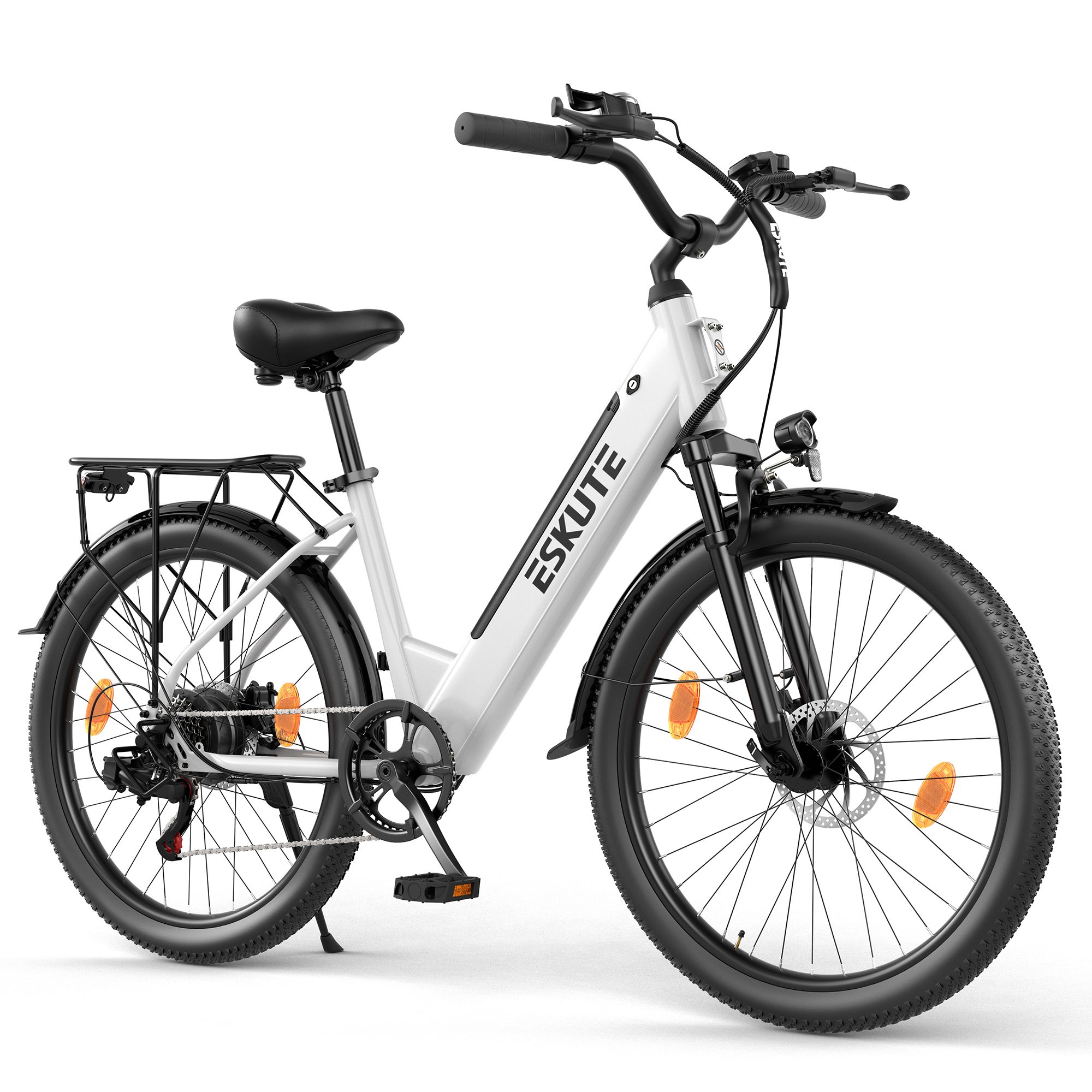 Weißes Elektro-Citybike mit schwarzen Elementen. Marke ESKUTE. Gepäckträger, Schutzbleche und Scheinwerfer.