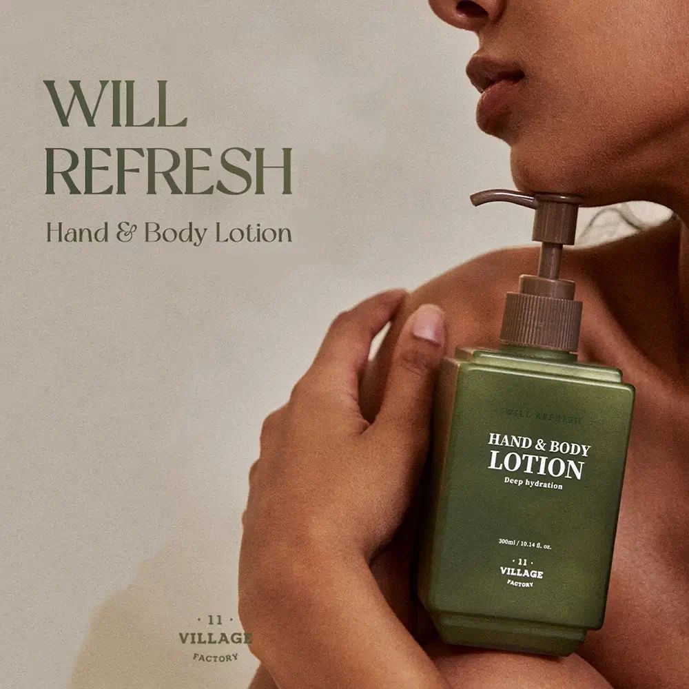 Frau berührt Schulter mit Lotion-Flasche. Grüne Flasche mit braunem Pumpkopf. Text: Hand & Body Lotion, 11 Village Factory.