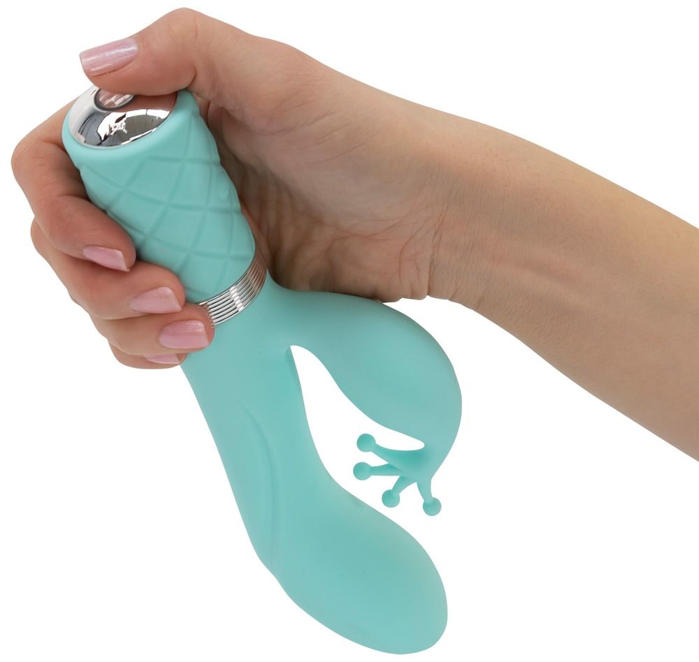 Türkisfarbener Vibrator in einer Hand gehalten. Basis geriffelt, mit Metallring. Form mit Auswölbung und tentakelartigem Element.