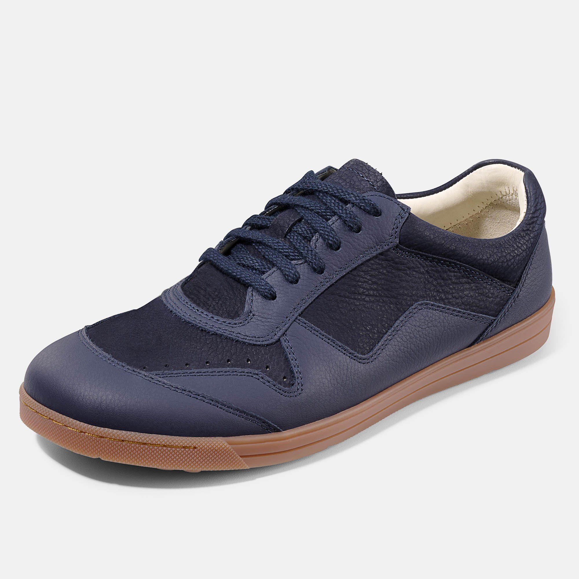 Blauer Schnürschuh mit brauner Sohle. Obermaterial aus Leder und Textil. Perforierte Details an der Zehenkappe.