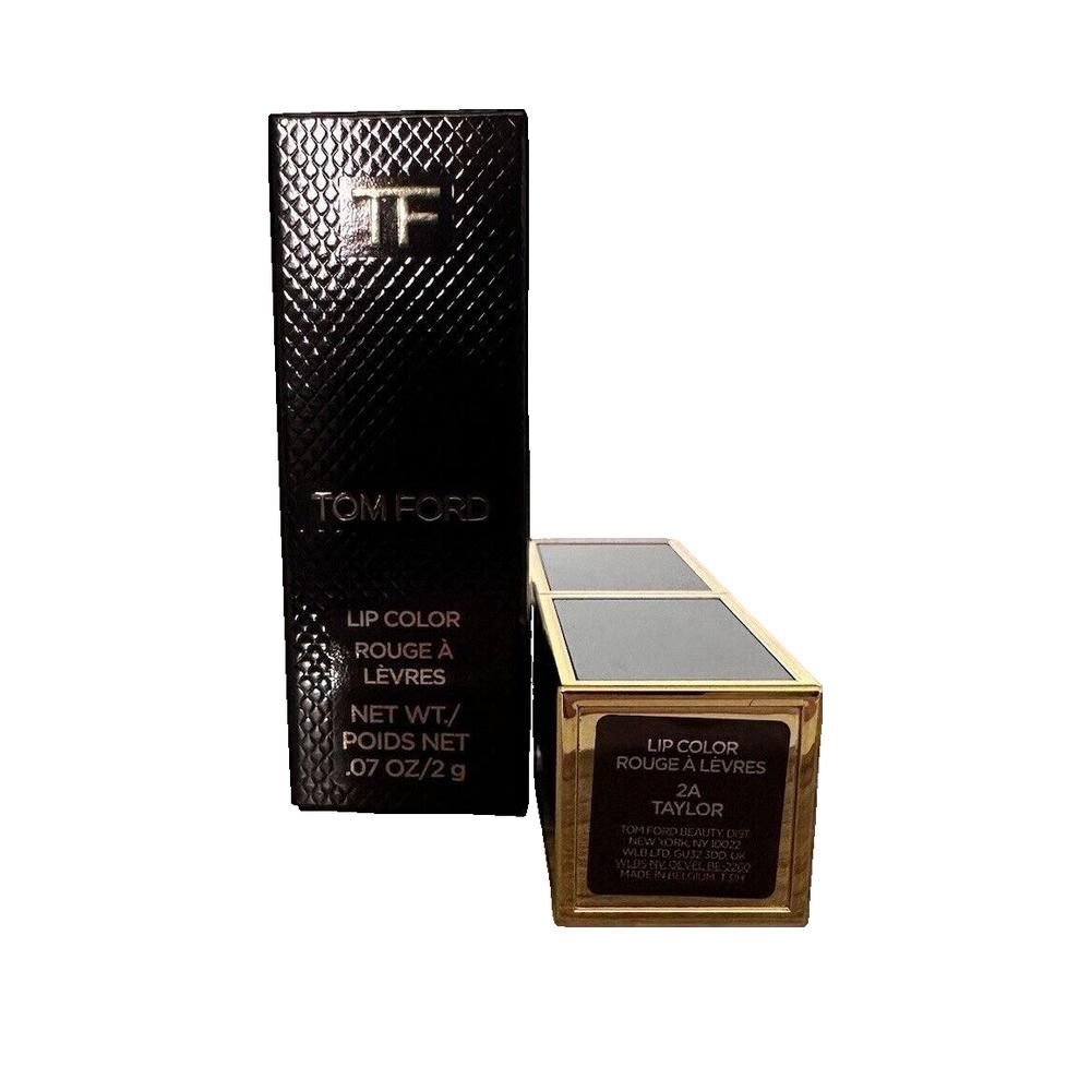 Schwarze Verpackung mit goldfarbenem Rand. Produktname und Logo. Text: Lip Color Rouge à Lèvres.