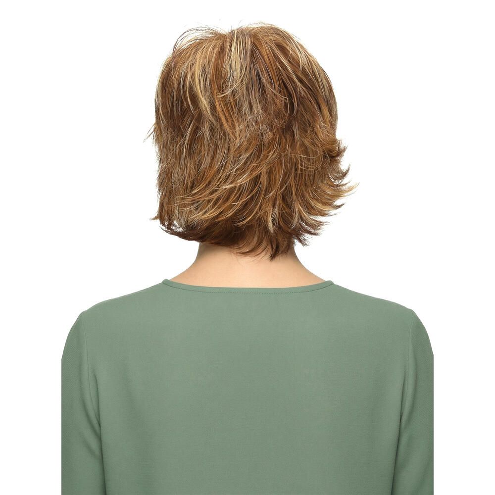 Rückansicht einer Kurzhaarperücke in Braun- und Blondtönen. Frau trägt ein grünes Oberteil.