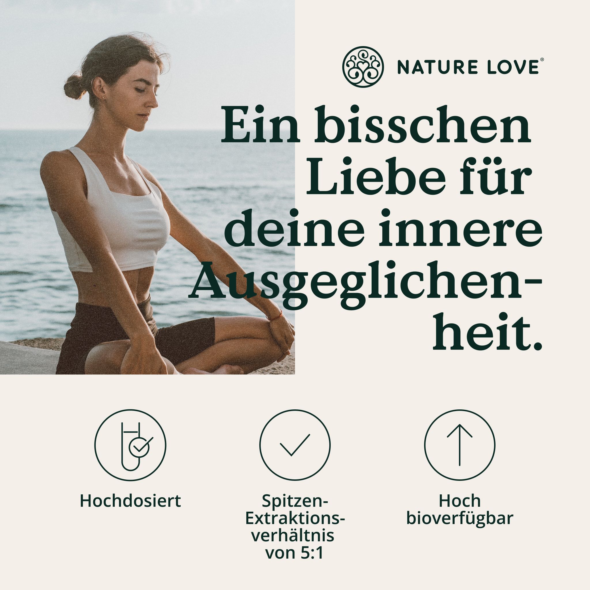 Frau in Meditationshaltung am Strand, mit Text über innere Ausgeglichenheit.