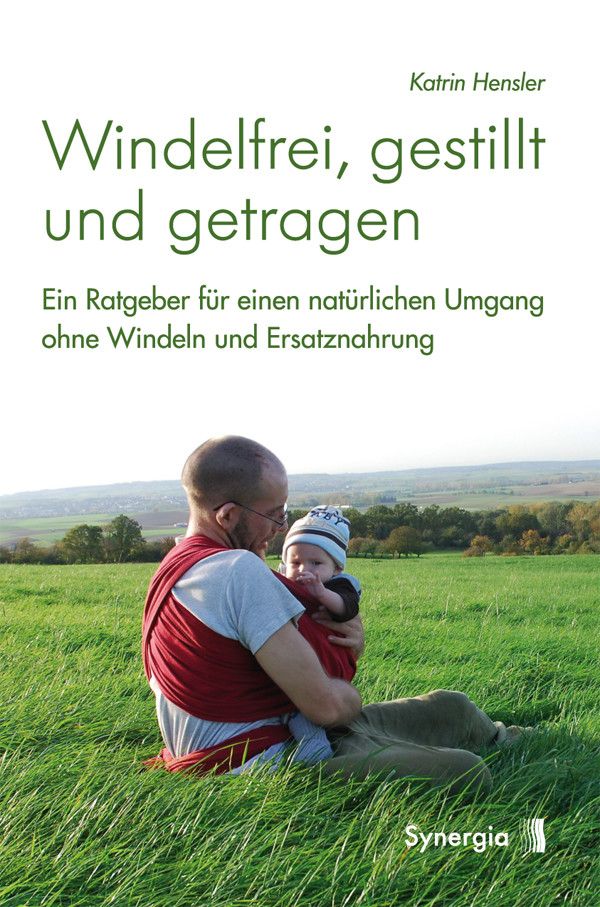Buchcover: "Windelfrei, gestillt und getragen". Mann mit Baby im Tragetuch auf Wiese. Logo Synergia.