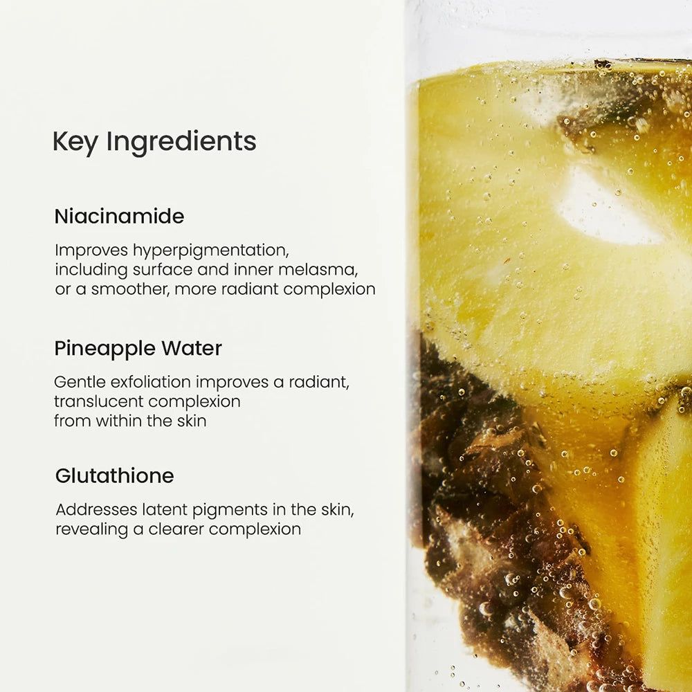 Text über Inhaltsstoffe. Niacinamid, Ananaswasser und Glutathion. Hintergrund mit Ananasstücken in Flüssigkeit.