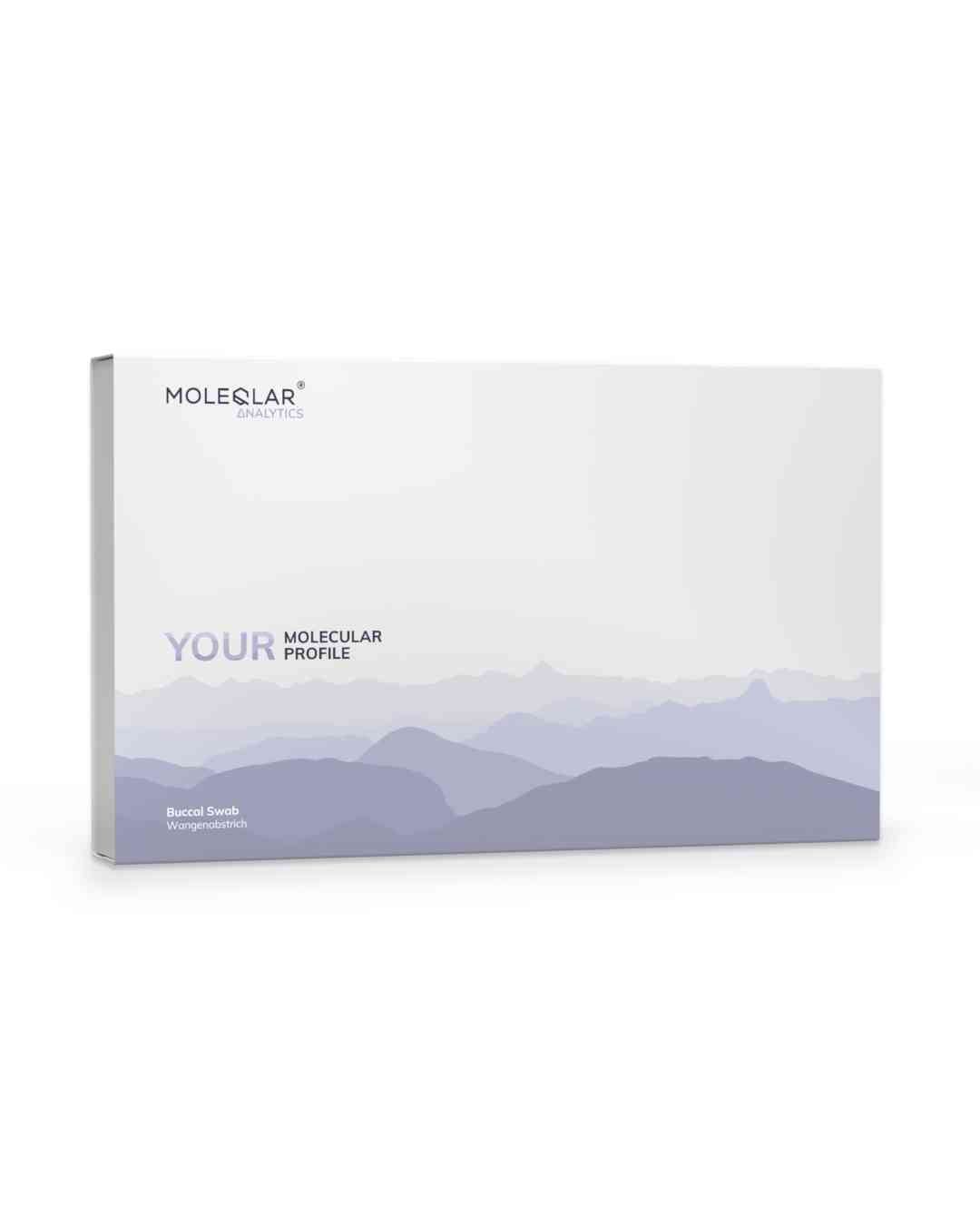 Weiße Verpackung mit Logo MoleQlar Analytics. Aufschrift: Your Molecular Profile. Landschaftsmotiv in Lila. Box mit Test-Kit.