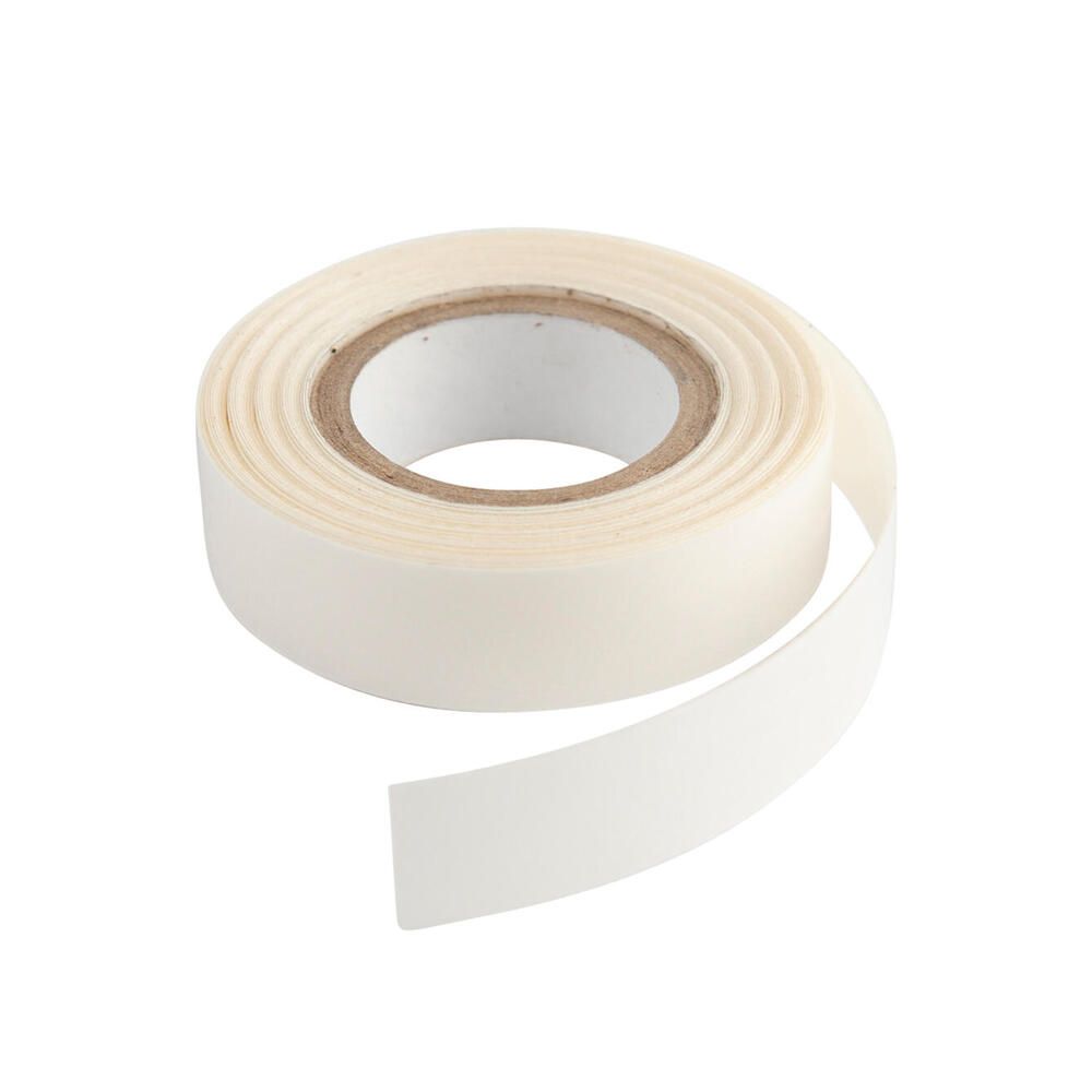 Rolle weißes Klebeband. Das Band ist auf einer braunen Papprolle aufgerollt. Ein Ende des Bandes ist abgerollt.