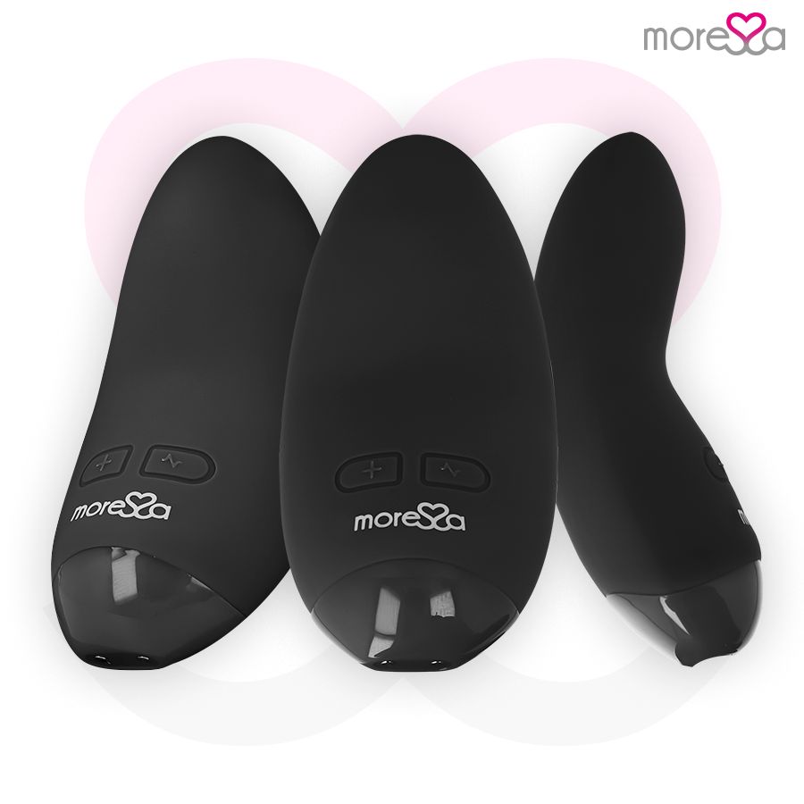 Drei schwarze, ovale Vibratoren. Auf jedem ist das Logo "more❤sa" zu sehen. Die Produkte sind vor einem rosa Herz platziert.