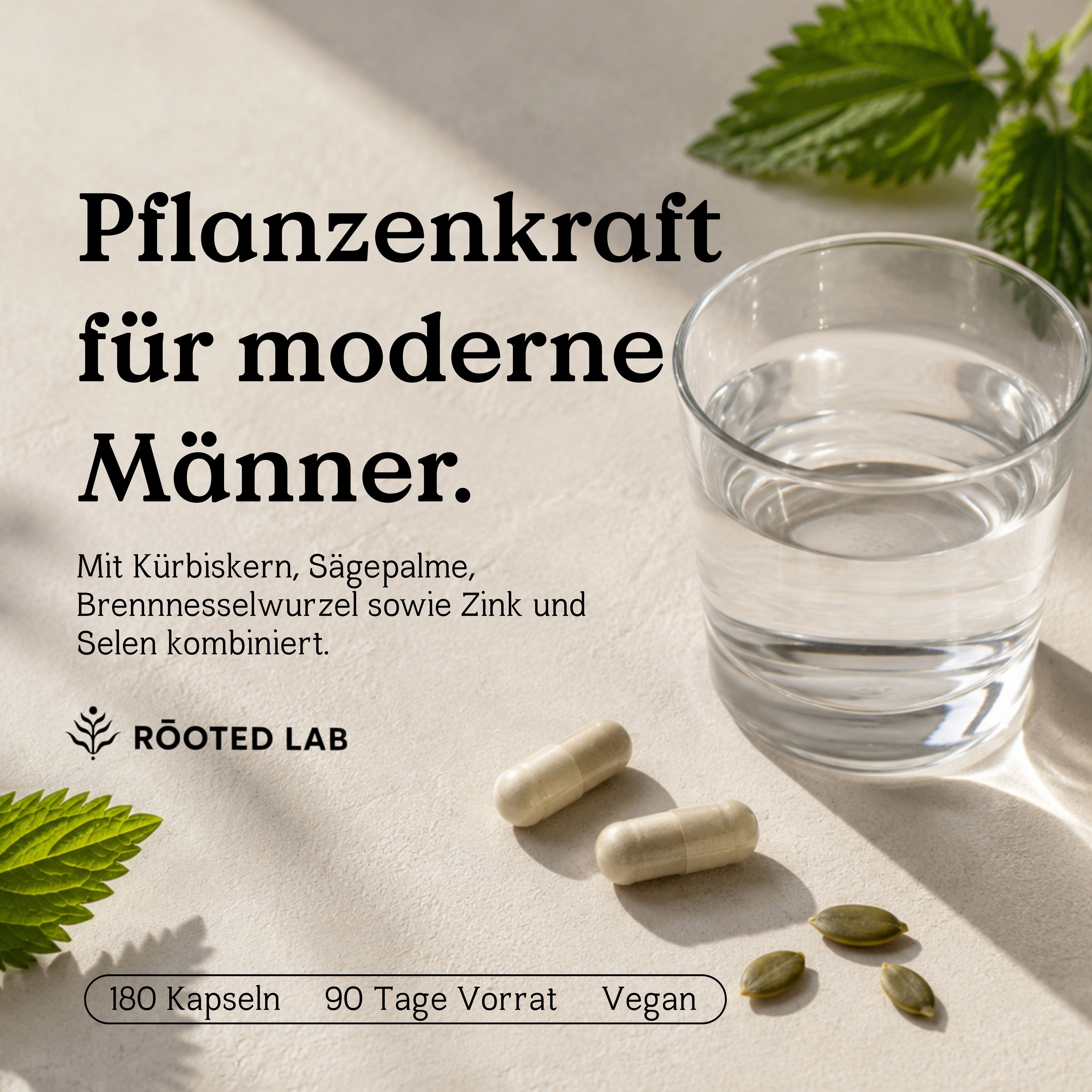 Zwei Kapseln, Kürbiskerne und ein Glas Wasser neben Brennnesselblättern. Text: Pflanzenkraft für moderne Männer.