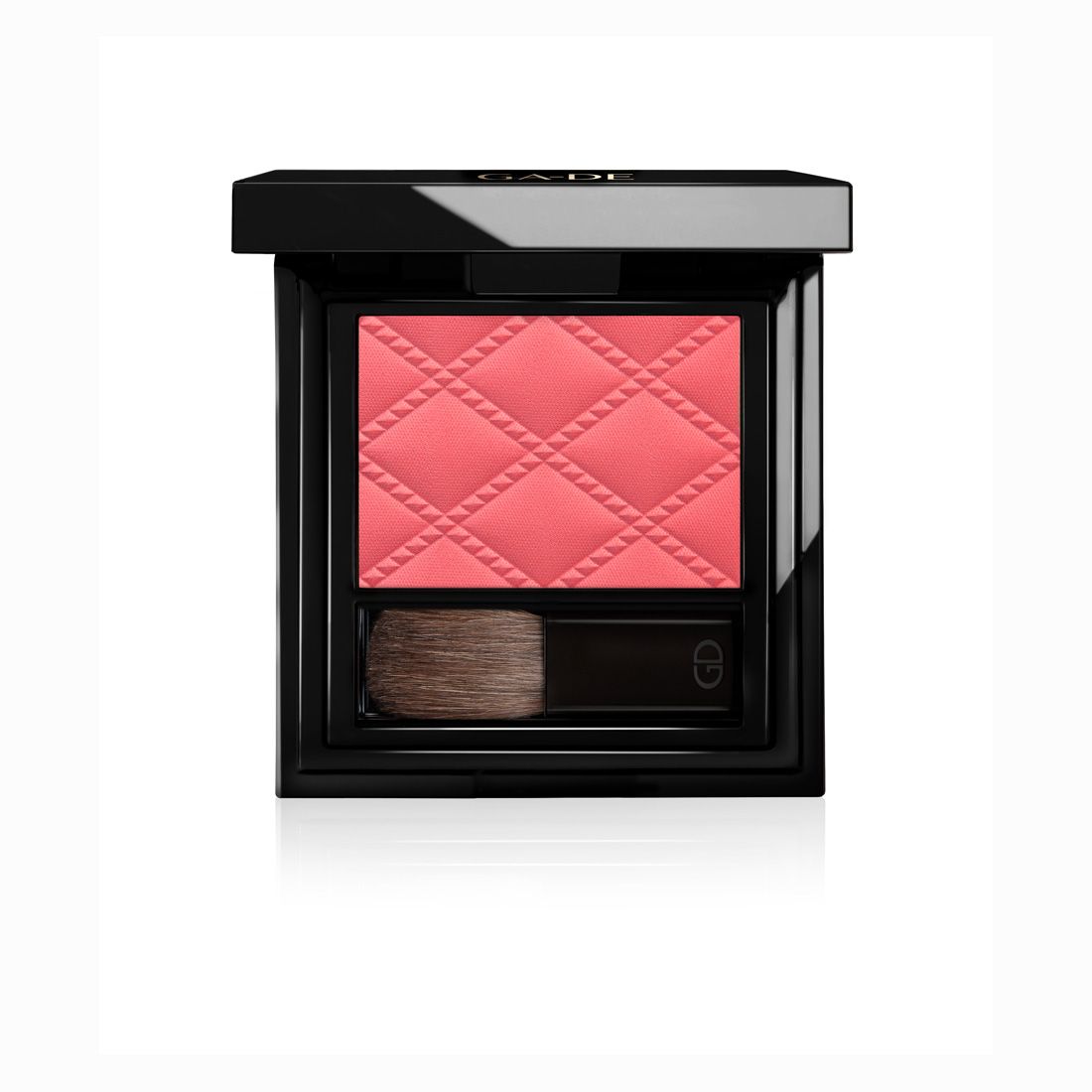 Ga-De Idyllic Soft Satin Blush. Rosa Puder in quadratischer, schwarzer Verpackung mit Pinsel. Puder mit Rautenmuster.