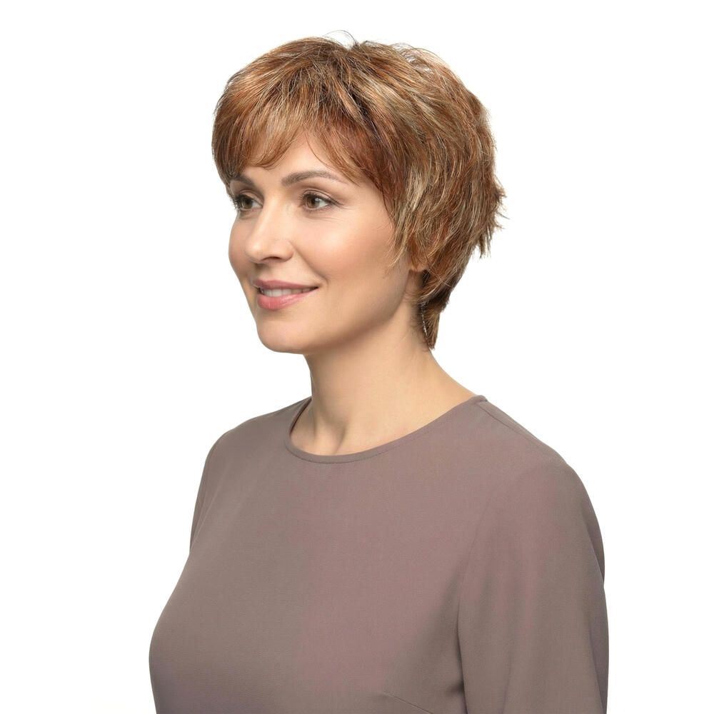 Kurzhaarperücke in Braun-Blond-Tönen. Frau mit braunem Oberteil. Seitenansicht.