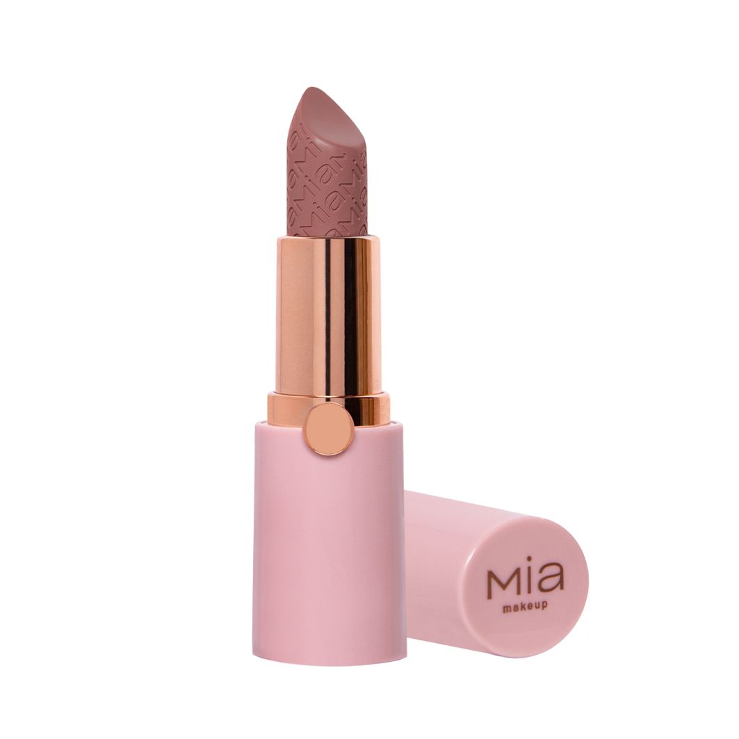 Rossetto rosa con astuccio dorato. Il rossetto è parzialmente estratto. Sul rossetto è scritto "mia makeup".