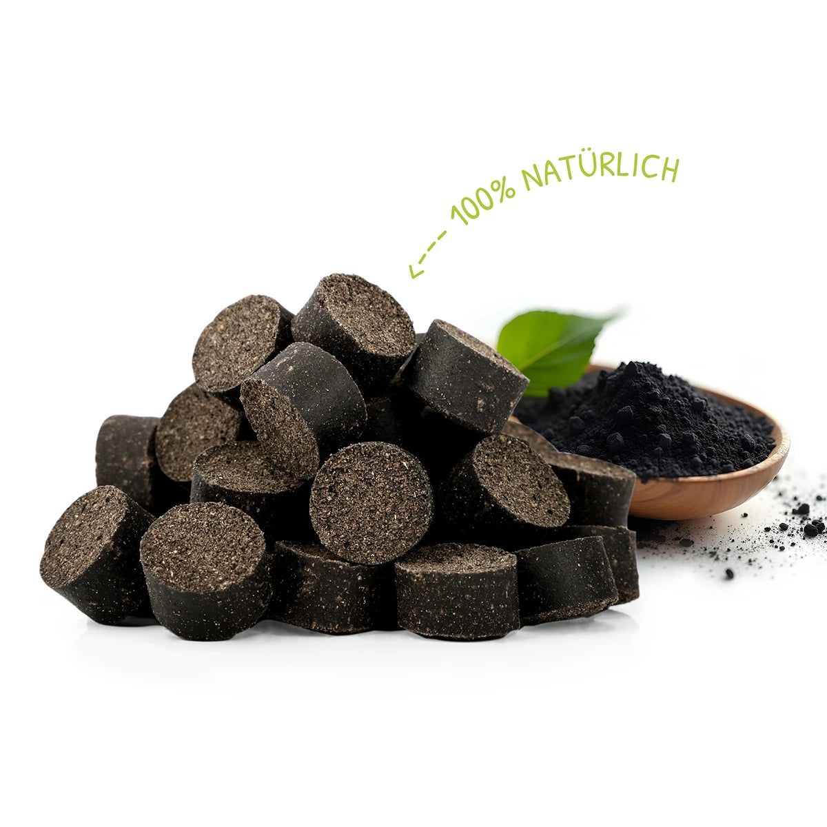 Haufen Drops. Text: 100% natürlich. Aktivkohle in Schale. Braune, zylindrische Drops.
