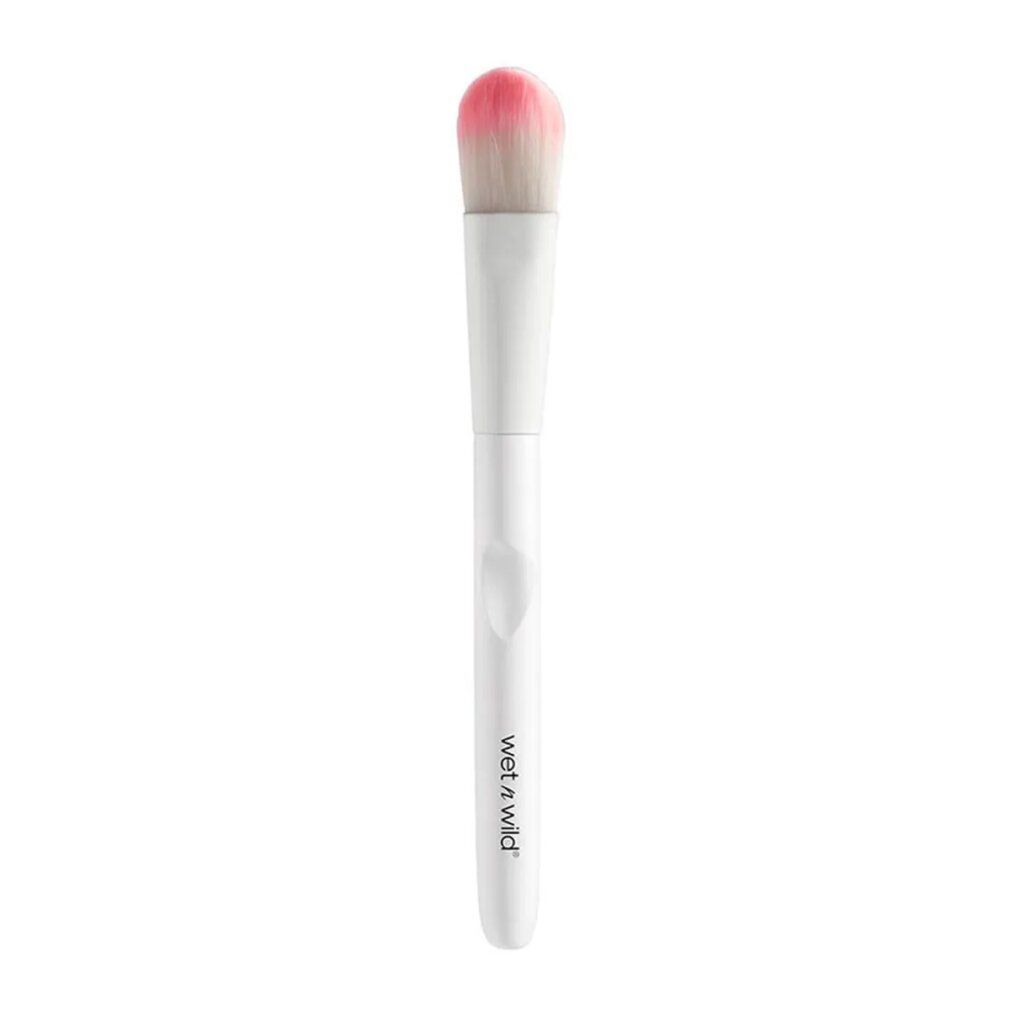 Make-up-Pinsel mit weißem Griff und rosa-weißem Pinselkopf. Der Griff trägt den Markennamen.