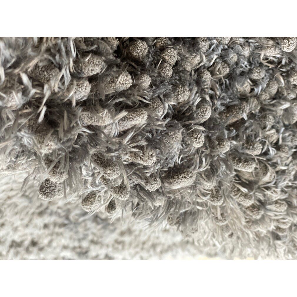 Nahaufnahme der grauen, flauschigen Oberfläche der Royal Dry Fußmatte. Textur mit kleinen, abgerundeten Fasern.