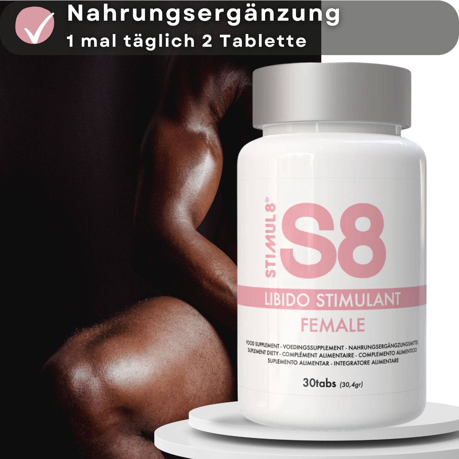 S8-Flasche mit Aufschrift Libido Stimulant Female, 30 Tabletten. Hintergrund: muskulöser Oberkörper. Nahrungsergänzungsmittel.