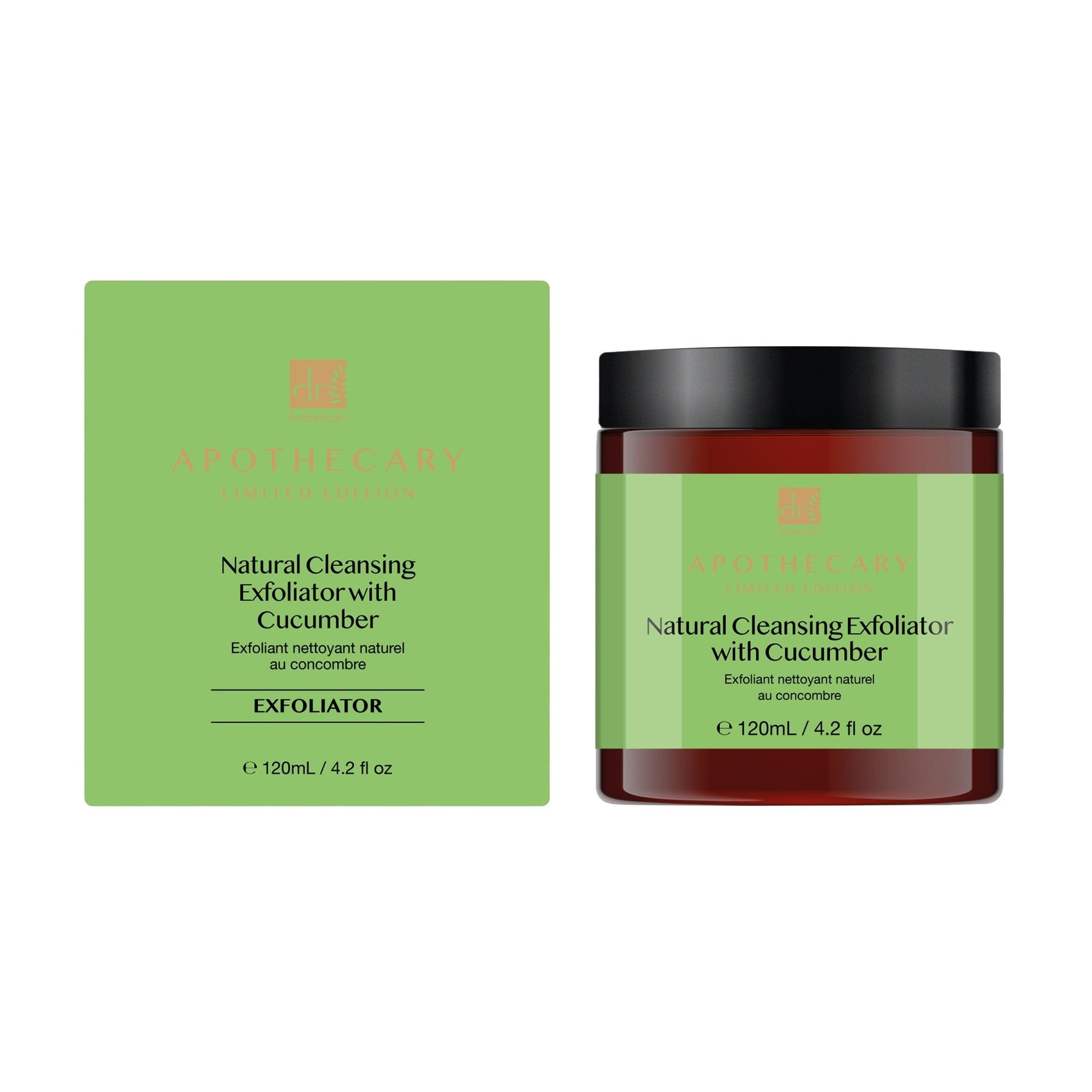 Produkt und Verpackung. Braune Glasdose mit grünem Etikett. Aufschrift: Natural Cleansing Exfoliator with Cucumber. Grüne Verpackung.